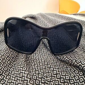 Black Sunglasses - Sleek Full-Coverage Design